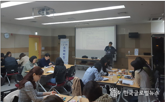 화성시(시장 서철모)는 25일 오후 나래울종합사회복지관 세미나실(화성시 여울로2길 33)에서 26개 읍면동 사례관리담당자 및 통합사례관리사 50여명이 참석한 가운데 ‘2019년 읍면동 통합사례관리담당자 전문교육(슈퍼비전)’을 진행했다