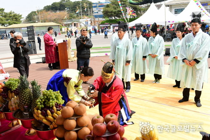 궁평항 풍어제에서 제를 올리고 있는 박덕순 화성시 부시장