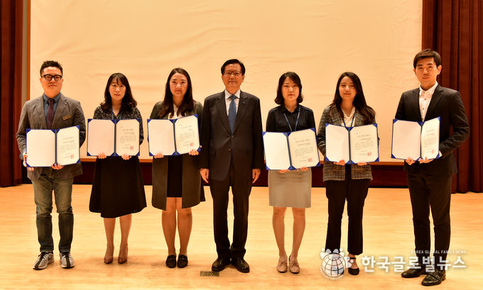 7일(화) 경과원 3층 경기홀에서 (왼쪽에서 4번째) 김기준 원장이 ‘전화친절도 조사’ 결과 우수한 평가를 받은 직원들에게 표창장을 수여하고 함께 기념촬영을 하고 있다.