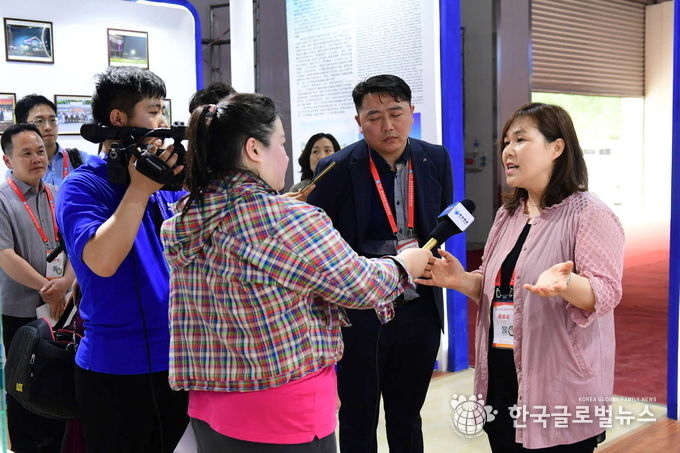 17~19일 중국 하북성 낭방시 국제전시컨벤션센터에서 열린 '하북성 우호도시 전람회'에 참가한 화성시 홍보부스에 현지 언론이 관심을 보이고 있다