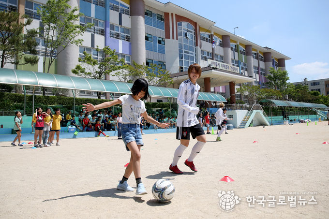 수원도시공사 여자축구단이 재능기부를 통한 사회공헌을 위해 일일 체육교사로 나선 가운데 지난달 31일 오전 권선구 구운초등학교에서 이케지리 마유 선수가 한 여학생과 드리블 연습을 하고 있다