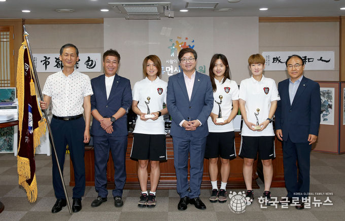 제18회 전국여자축구선수권대회에서 우승한 수원도시공사 여자축구단이 7일 오후 수원시청 시장집무실에서 열린 우승기 봉납식에서 염태영 시장과 기념촬영을 하고 있다. (사진=수원도시공사)