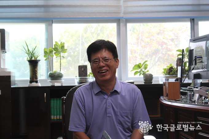 서동오 교장이 인터뷰를 하며 활짝 웃고있다.
