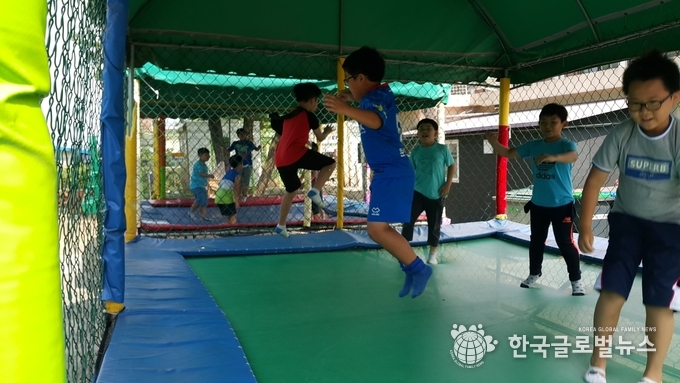 학교내 방방시설을 즐기고있는 학생들