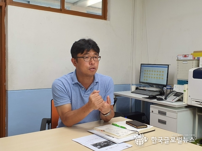 월롱초 연구혁신부장 윤희건선생님이 활동사항을 설명하고있다