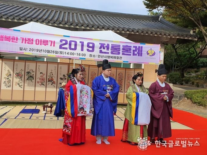 왼쪽부터 신부 스리쭉뿐니다(태국) .신랑 송병석, 신부그레니로우즈피도밍고(필리핀) .신랑 채만식