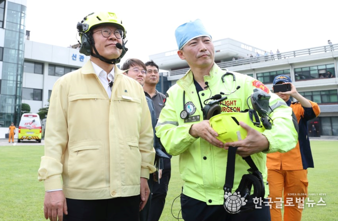 지난8월29일도청에서 닥터헬기 시물레이션훈련을 지켜보는 이재명지사와 이국종교수