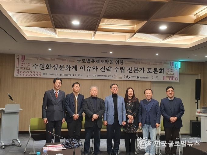 토론회 마치고 참석자들과 단체사진 촬영