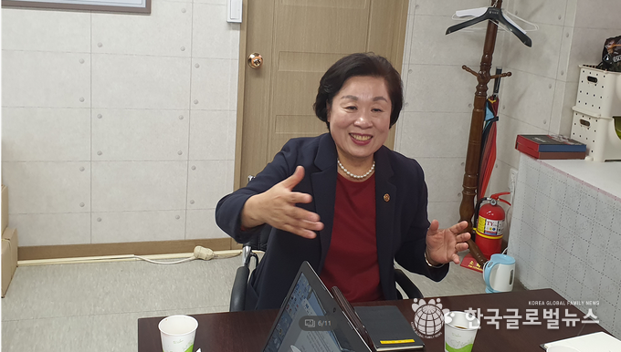 인터뷰에 답변하고 있는 금종례 출마 예정자