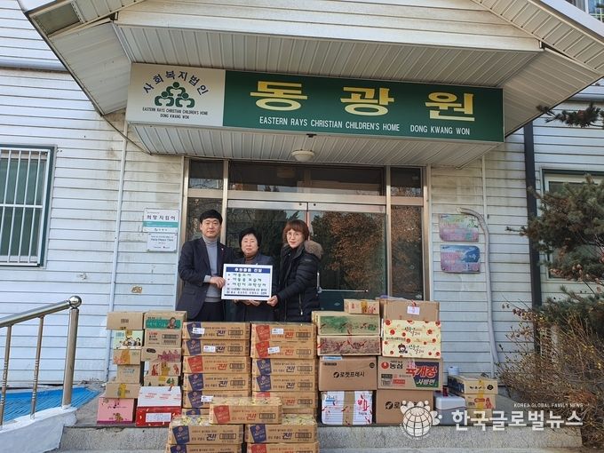 왼쪽부터 김영택의원, 임혜령원장, 김현숙 주민