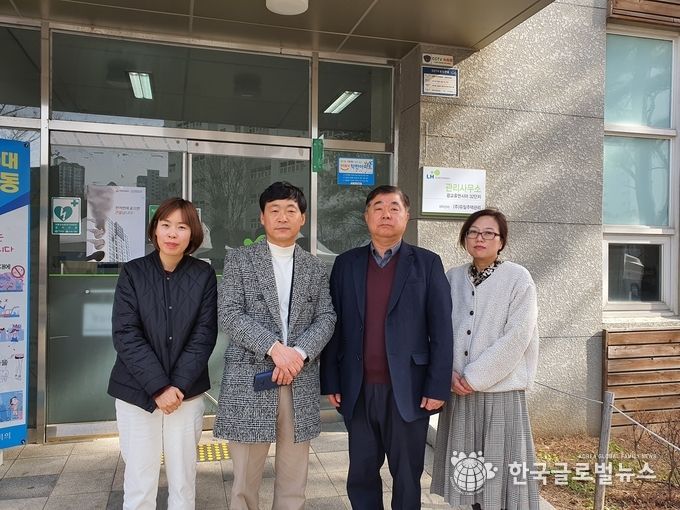왼쪽부터 관리소 직원, 김영택의원, 허형종 관리소장, 관리소 직원이 기념촬영에 함께 했다.