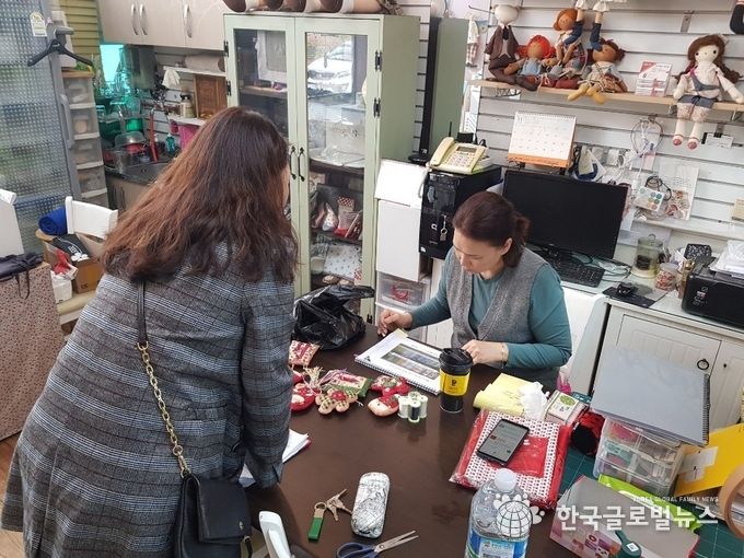 '찾아가는 현장교육' 강사 가 상인과 이야기를 나누고 있다.