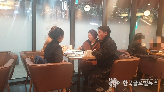 경기도 신정현의원이 프리랜서 강사들과 간담회를 하고있다