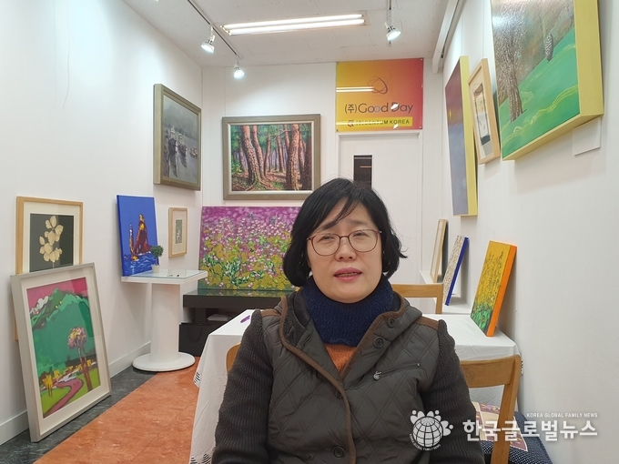 인터뷰에 응하고 있는 정정숙 관장