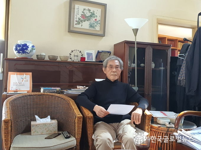 인터뷰 진행 하고있는 김영규교수