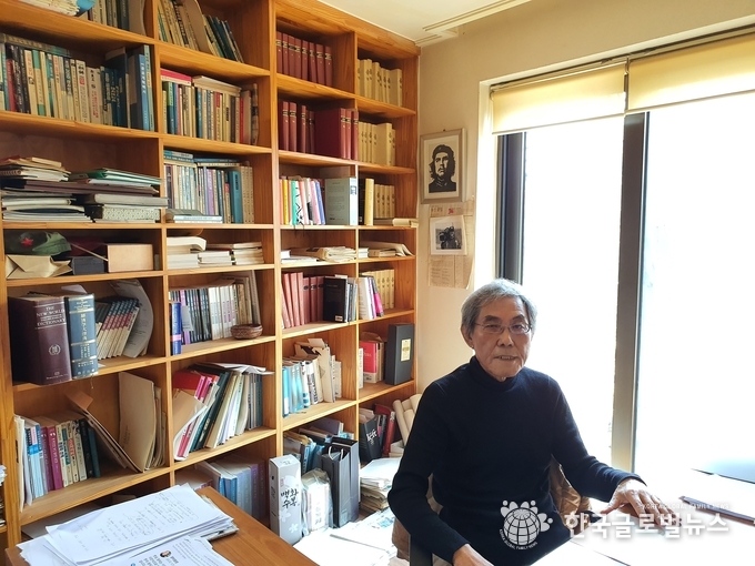 서재에서 이야기중인 김영규 교수