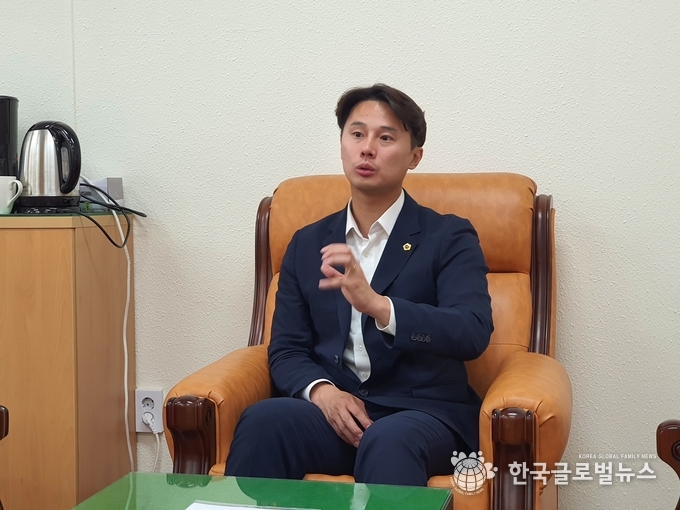 인터뷰에 답변하는 황대호 의원