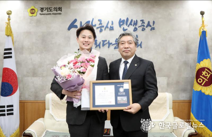 (오른쪽) 송한준의장이 우수조례안 시상식에 참여한 황대호 의원에게 상패를 전달하고 있다.