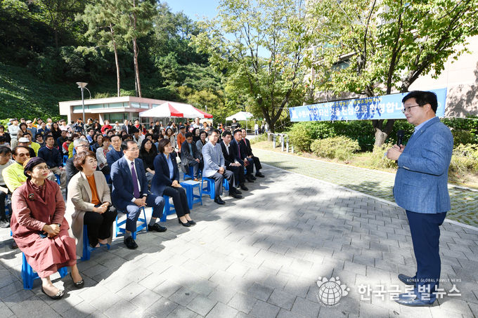청명센트레빌 아파트가 수원시로 편입되었을때 염태영시장이 환영인사를 하고있다.