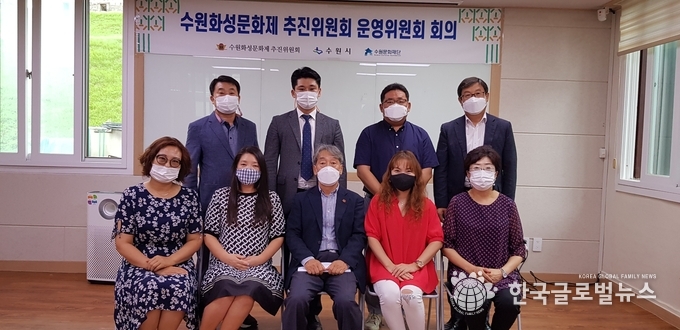 가운데 송재등 공동위원장과 운영위원회원들이 회의후 기념 촬영을 하고 있다.