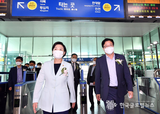 염태영 시장(오른쪽)과 김현미 국토교통부 장관이 사리역을 둘러보고 있다.