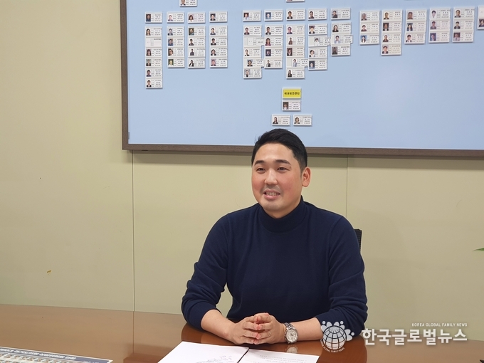 인터뷰에 응하고 있는 신정현 의원.