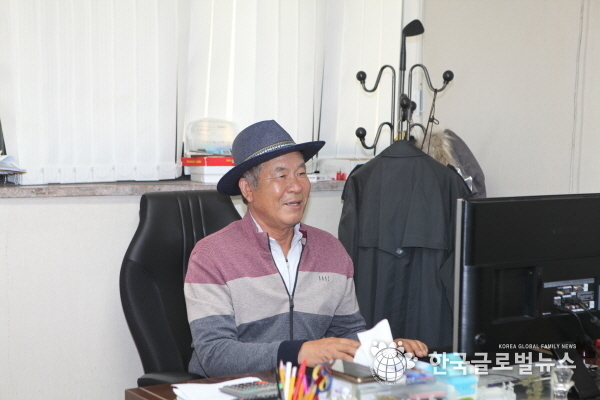조합원들과의 마찰과 철거민과의 갈등을 대화로 풀어 나아가겠다며 활짝 웃고 있는 윤성식 조합장