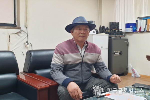 철거민원의 해결에 대해 설명하는 윤성식 조합장