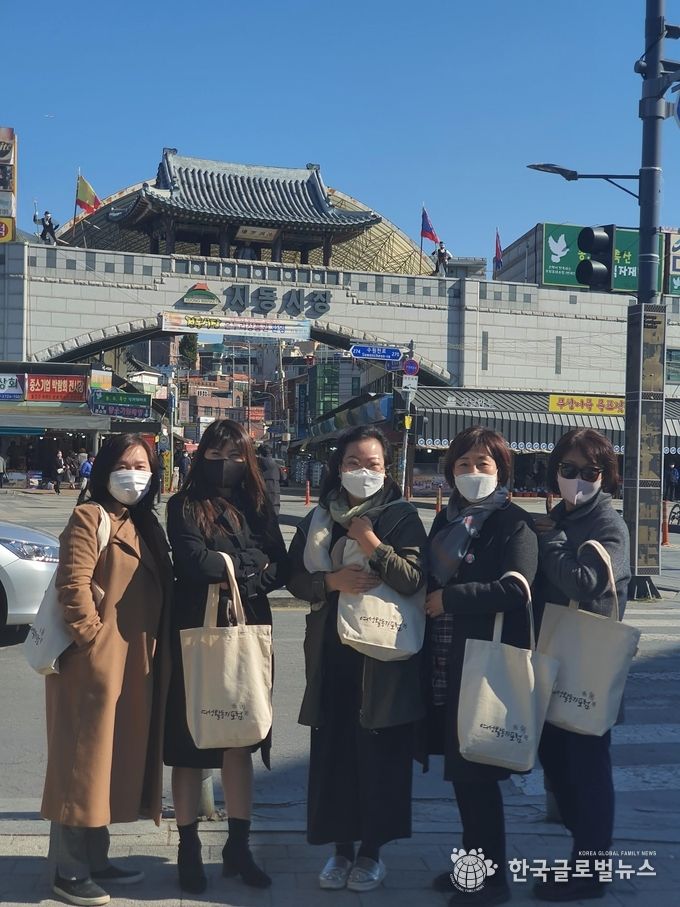 지동시장 입구에서 시장보기를 시작한 포럼 회원들.