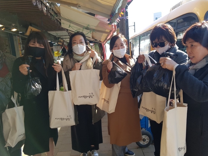 포럼 회원들이 각자 에코백에 찬거리를 사들고 촬영에 나섰다.