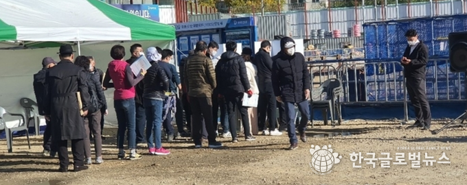 조합원들이 안건의결에 대한 투표를 진행 하고 있다.