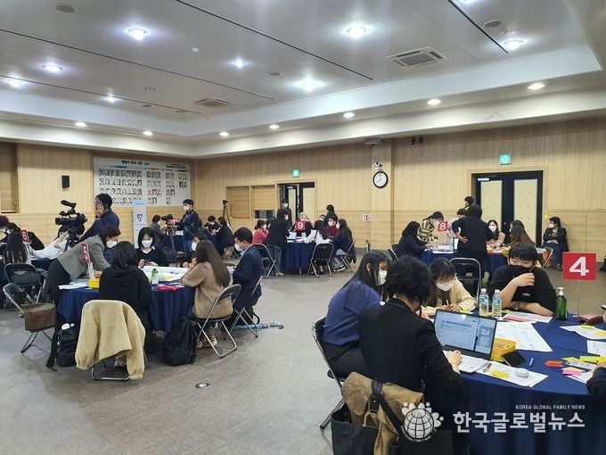 각 원탁의 모둠이 토의를 진행 하고 있다