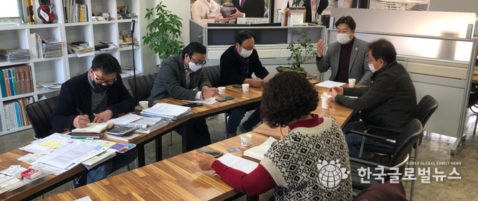 화성시를 사랑하는 기자연합회 회원들과 최창환의원이 인터뷰를 진행 하고 있다.