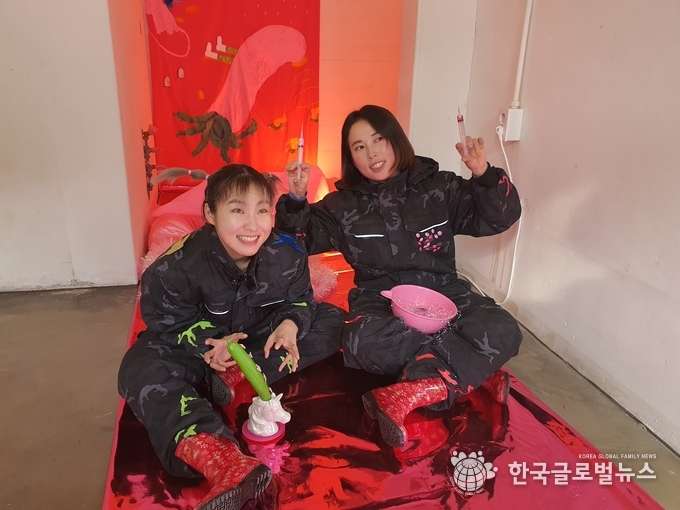 (오른쪽 )김보람 작가와 ,(왼쪽 )이희은 안무가 가 익살스런 표정을 짓고있다.