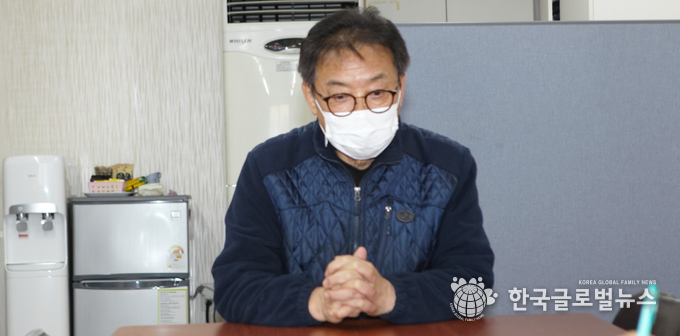 오경만 조합장이 인터뷰를 하고 있다.