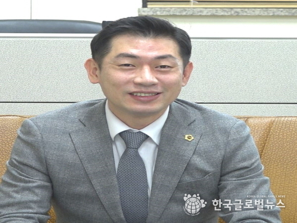 양철민 의원이 인터뷰에 응하며 환하게 웃고 있다.
