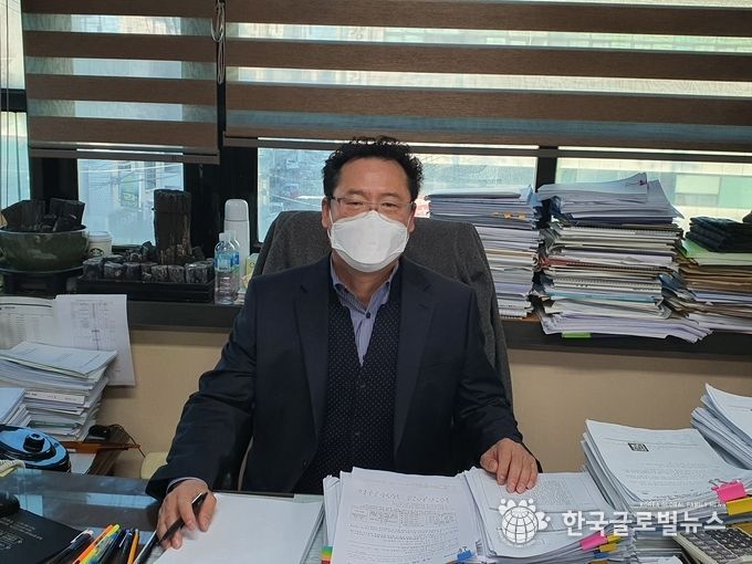  업무를 보고 있는 유승진 조합장