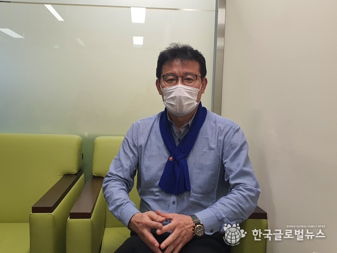 인터뷰를 하고 있는 조재훈 의원