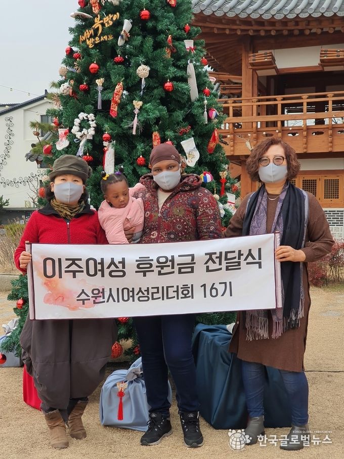 왼쪽부터 이채휴 회장,알리마따, 박소연 이사장이 기념사진을 찍고있다.