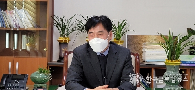 인터뷰중인 양진하 위원장.