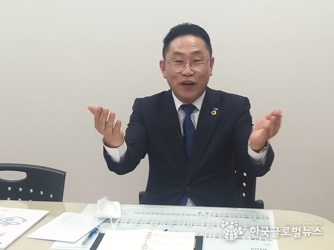 시민에게 한말씀 부탁드리자 마스크를 잠시 벗고 인사하는 오진택 의원