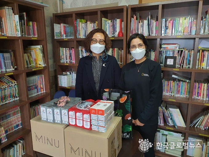 이주민센터에 건강기능식품과 손소독제 등 물품을 전달했다.
