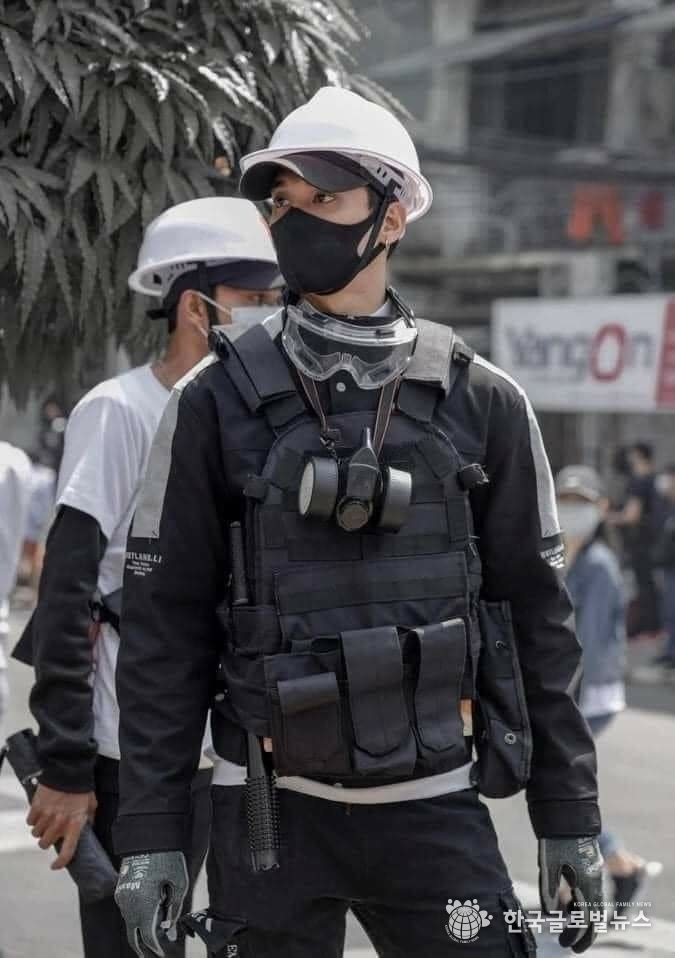 모델 파잉 타콘이 군부 쿠데타 반대 운동을 벌이고 있던 사진