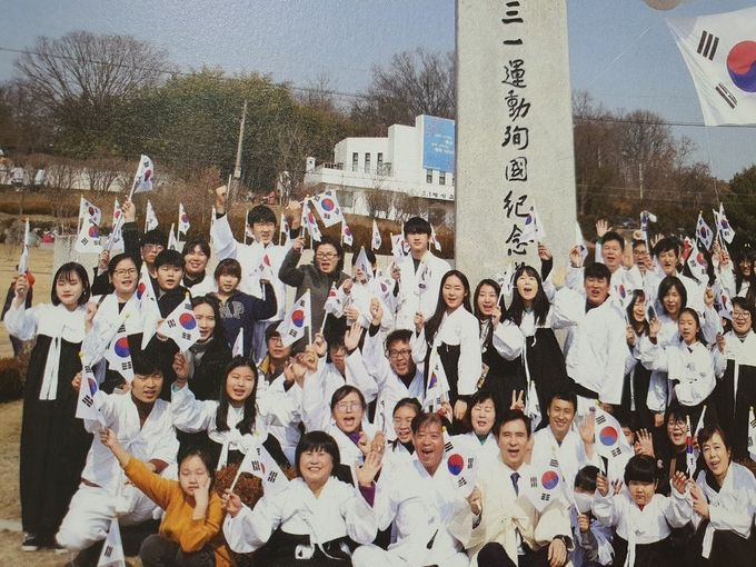 2019년 제암리 3.1운동 기념 행사후 서철모시장이 시민들과 같이 했다.