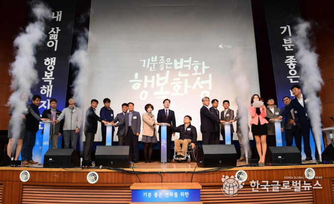 서철모 시장이 7기 취임 100일을 맞아 시청 대강당에서 ‘비전선포식'을 했던 사진
