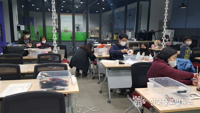 아이들이 부모님과 함께 메이커스페이스에서 교육을 받고 있다.<br>
