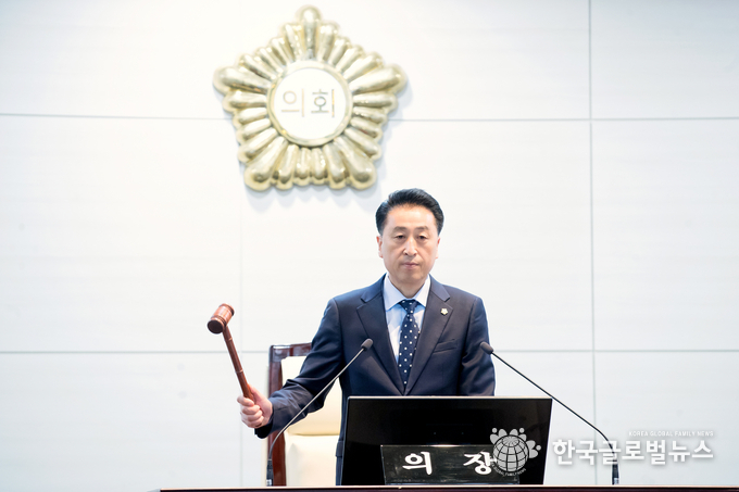 의장을 맡고 본회의 진행 모습 (2018년)