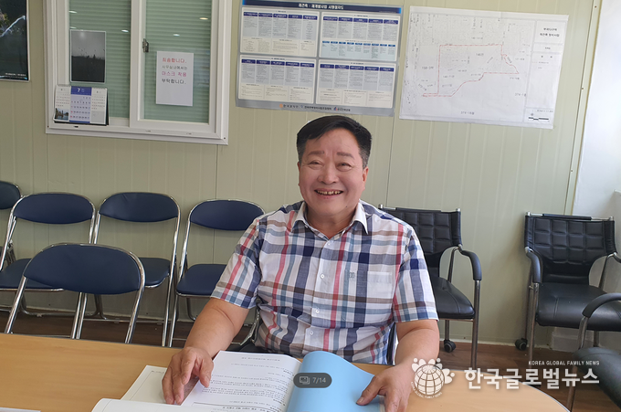 의왕부곡다구역 최병선 조합장이 환하게 웃으며 인터뷰에 응하고 있다.
