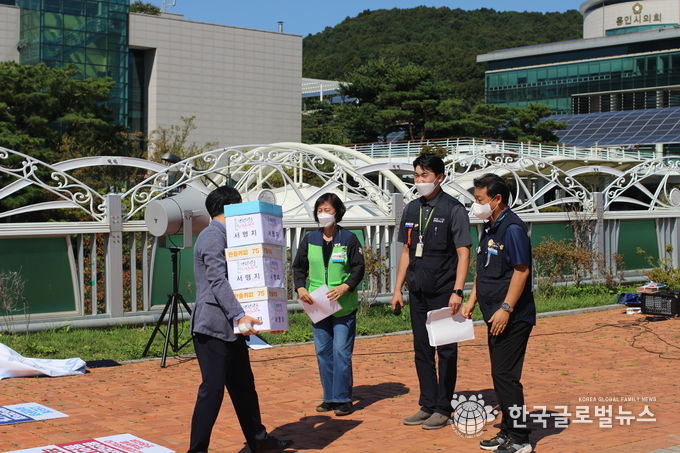 이석주지부장이 용인시에 서명지를 전달하고 있다.