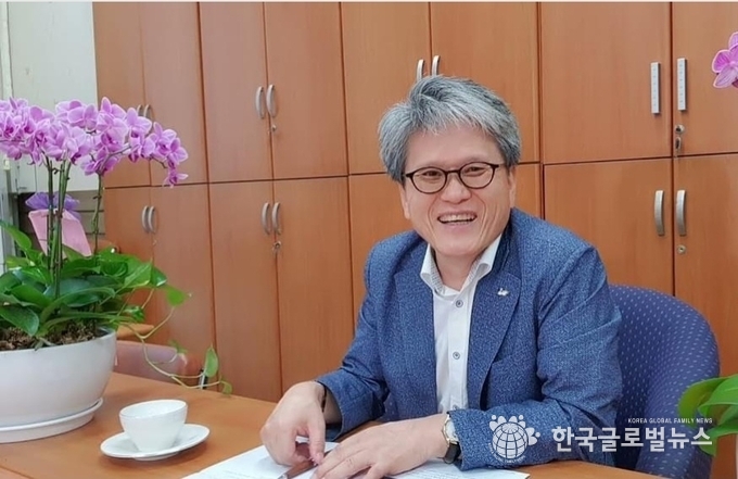 김해영 위원장이 인터뷰를 하며 환하게 웃고 있다.